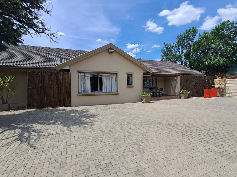 5 Bedroom House with flatlets, Brandwag, Bloemfontein - Photo 2