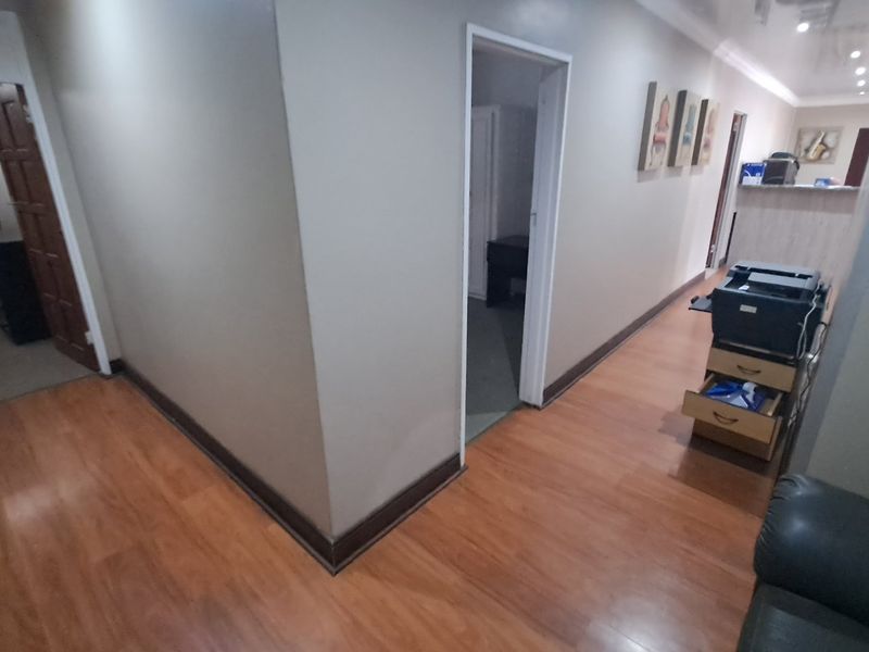 5 Bedroom House with flatlets, Brandwag, Bloemfontein - Photo 9