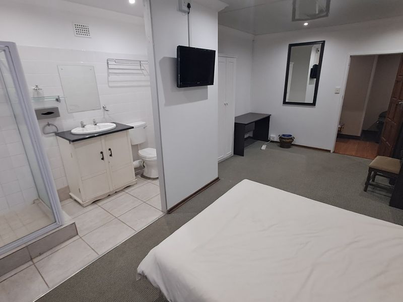 5 Bedroom House with flatlets, Brandwag, Bloemfontein - Photo 7