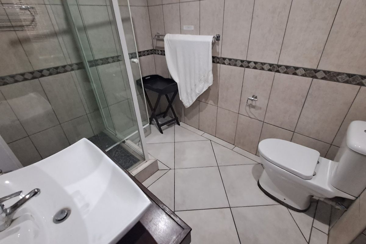 5 Bedroom House with flatlets, Brandwag, Bloemfontein - Photo 4