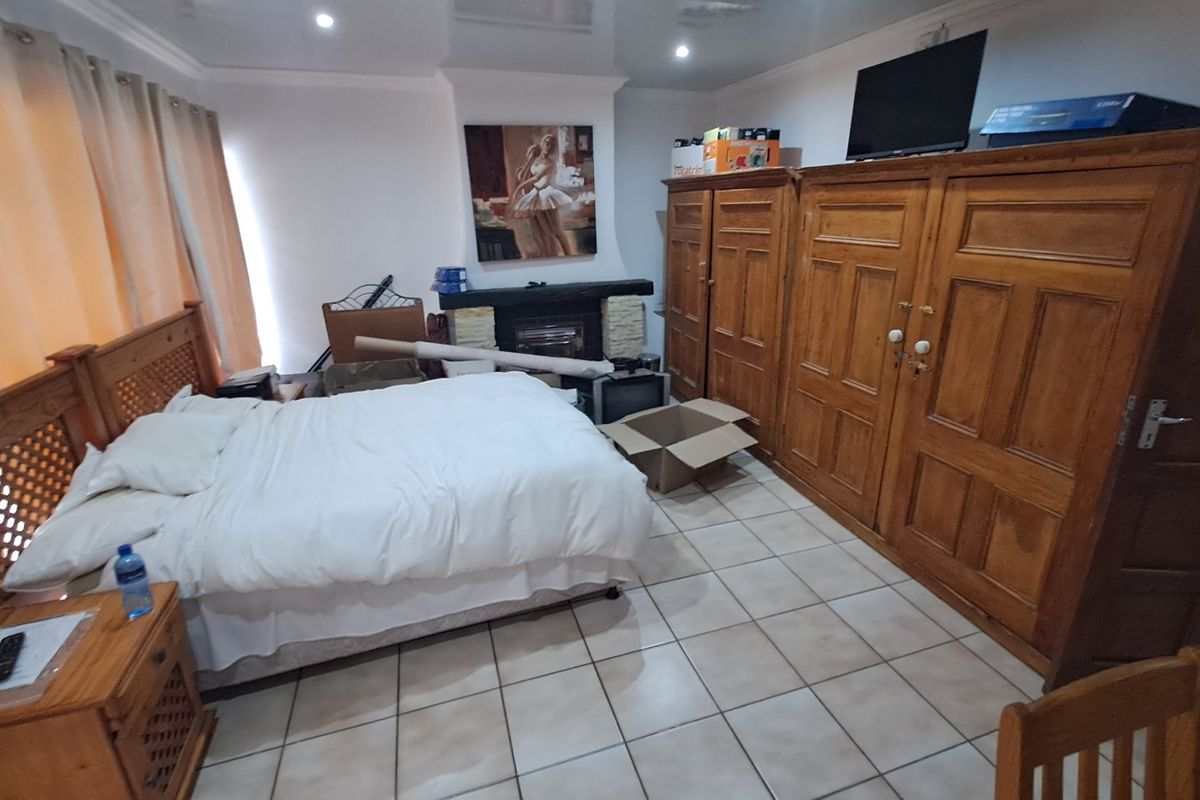5 Bedroom House with flatlets, Brandwag, Bloemfontein - Photo 3
