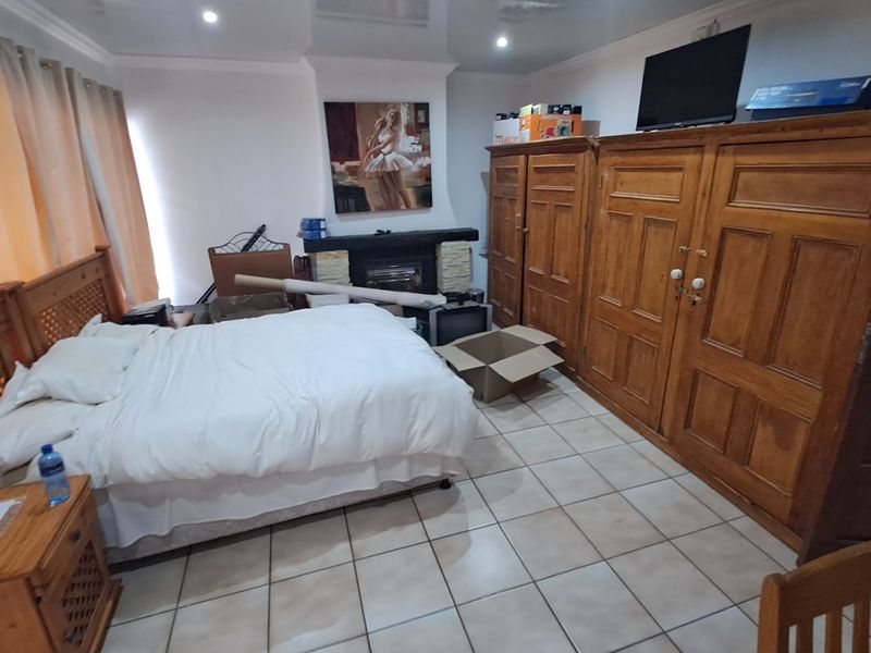 5 Bedroom House with flatlets, Brandwag, Bloemfontein - Photo 3