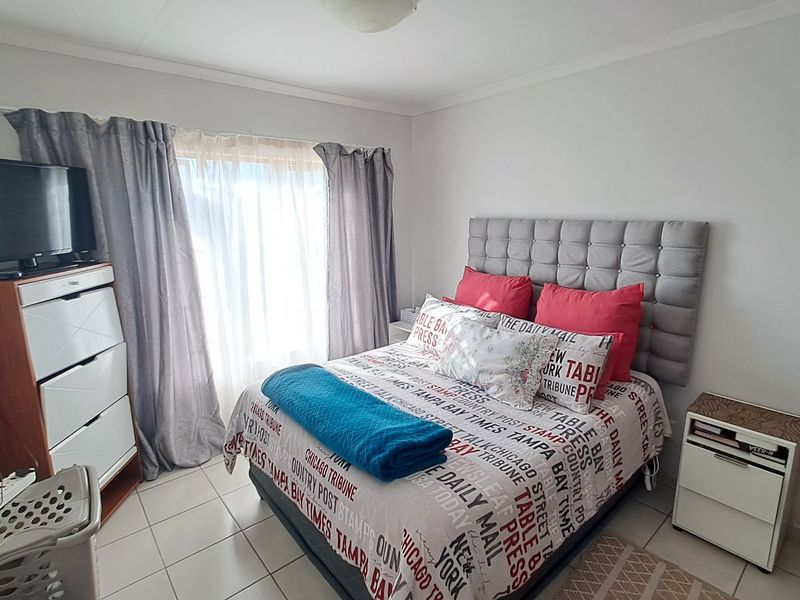 MODERN 3 BEDROOM TOWNHOUSE IN HILLSIDE, BLOEMFONTEIN - Photo 4