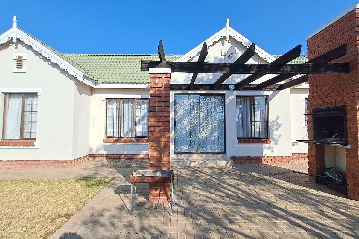 MODERN 3 BEDROOM TOWNHOUSE IN HILLSIDE, BLOEMFONTEIN - Photo 3