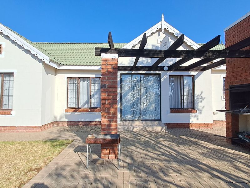 MODERN 3 BEDROOM TOWNHOUSE IN HILLSIDE, BLOEMFONTEIN - Photo 3