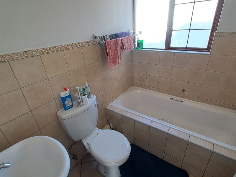 MODERN 3 BEDROOM TOWNHOUSE IN HILLSIDE, BLOEMFONTEIN - Photo 8