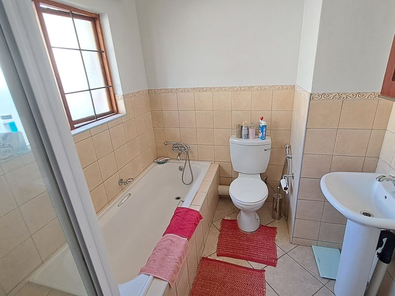 MODERN 3 BEDROOM TOWNHOUSE IN HILLSIDE, BLOEMFONTEIN - Photo 6
