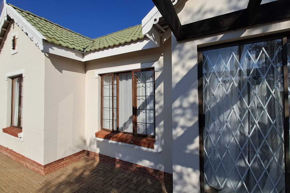 MODERN 3 BEDROOM TOWNHOUSE IN HILLSIDE, BLOEMFONTEIN - Photo 2