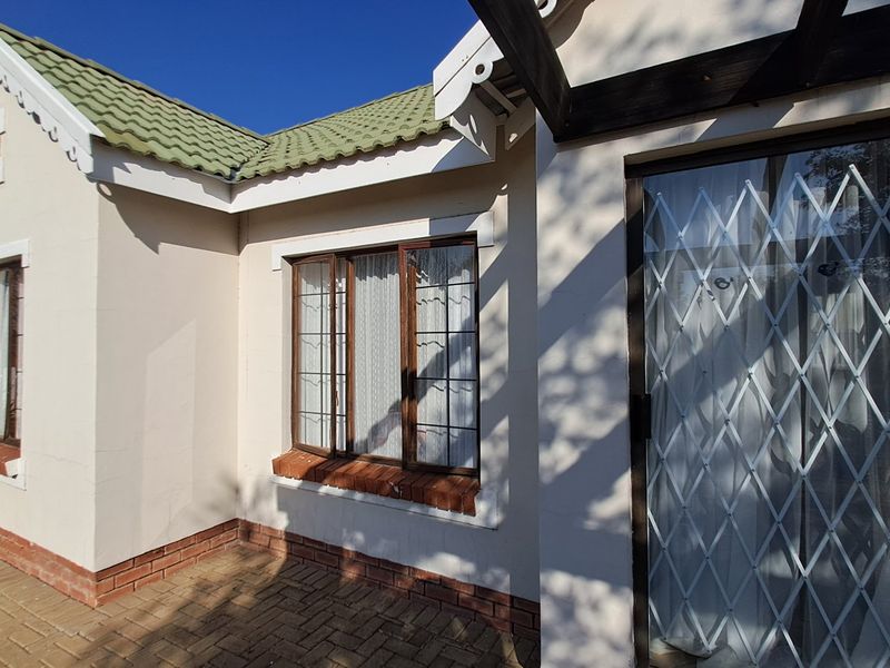 MODERN 3 BEDROOM TOWNHOUSE IN HILLSIDE, BLOEMFONTEIN - Photo 2