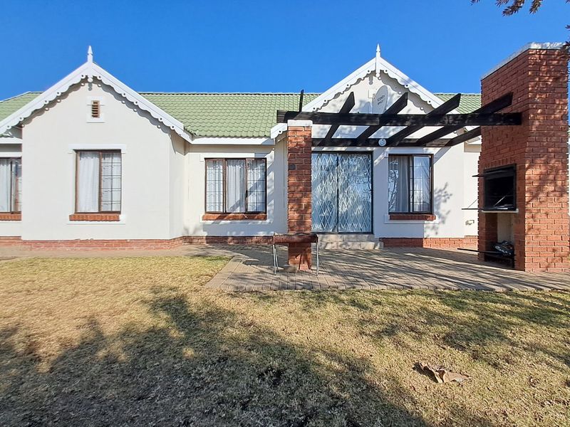 MODERN 3 BEDROOM TOWNHOUSE IN HILLSIDE, BLOEMFONTEIN - Photo 1