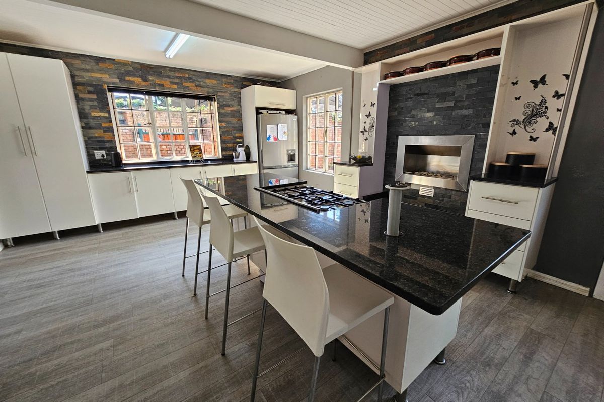 Large Home, Entertainers Paradise, Renovated - Photo 4