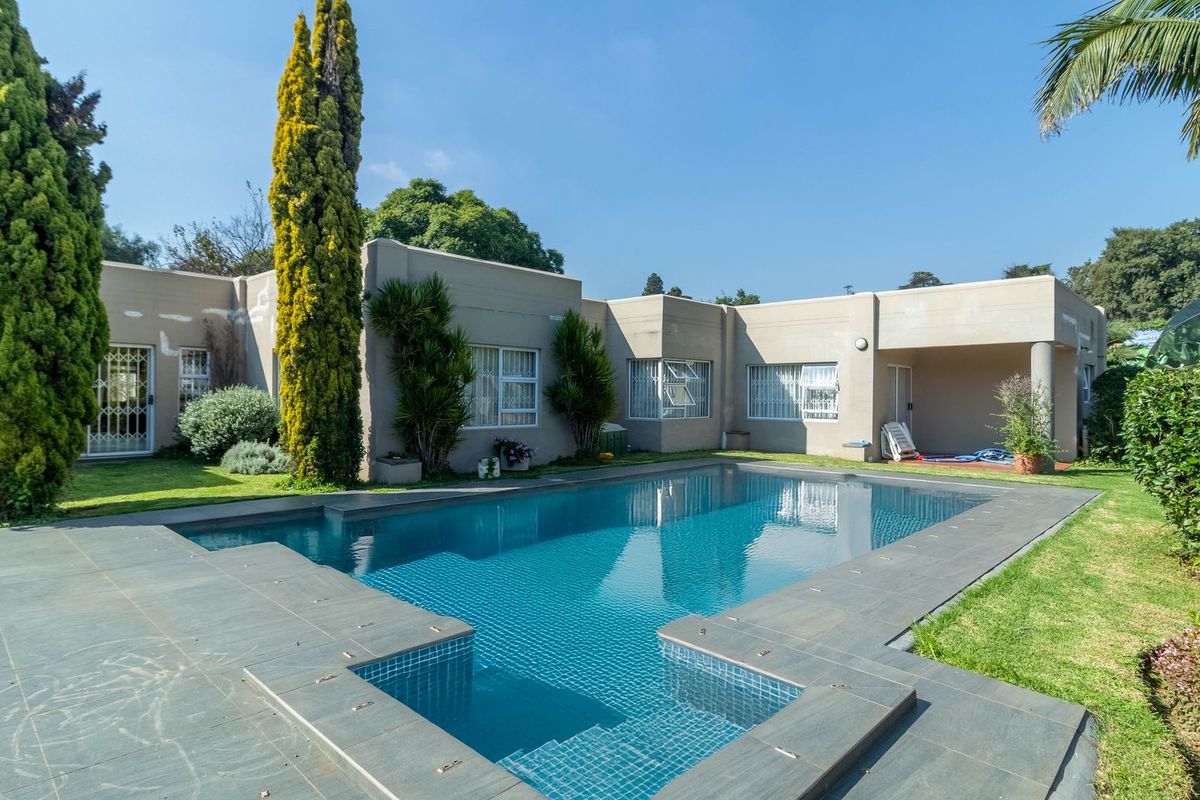 Expansive 7 Bedroom Home Offering Comfortable and Versatile Living in a Peaceful Neighborhood. - Photo 2