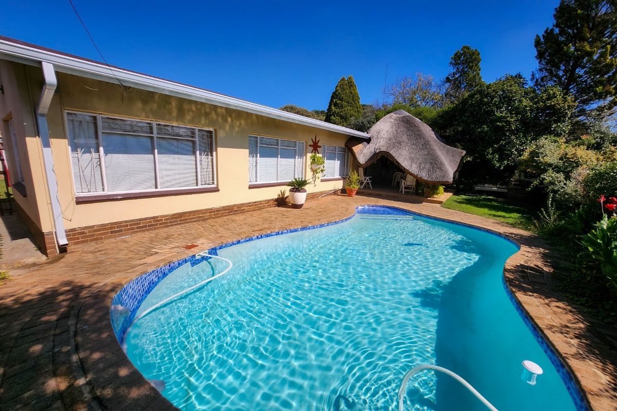 Spacious and Spotless 3 Bedroom Home with Sparkling Pool and Lapa – Move-In Ready for Effortless Living. - Photo 2