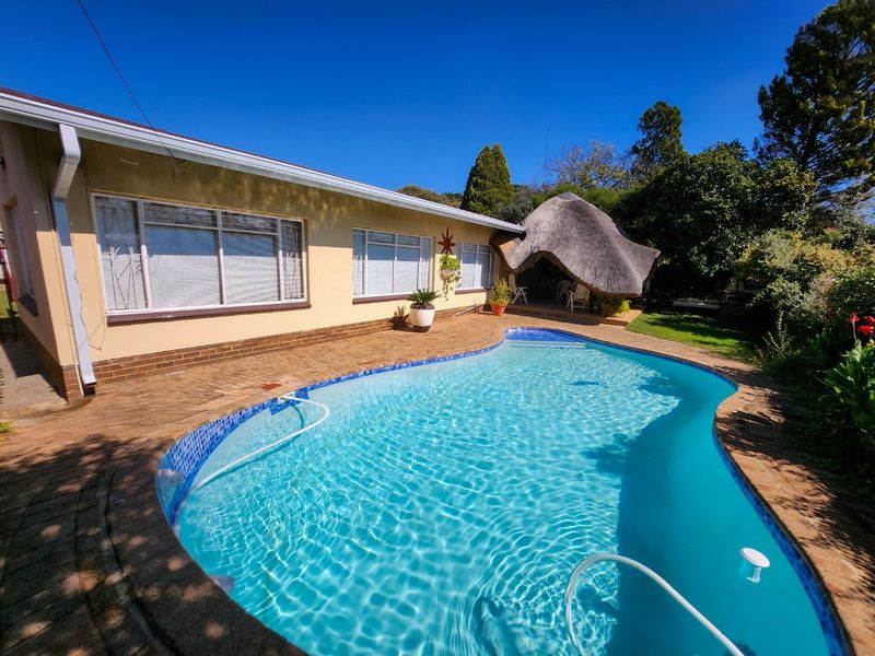 Spacious and Spotless 3 Bedroom Home with Sparkling Pool and Lapa – Move-In Ready for Effortless Living. - Photo 2