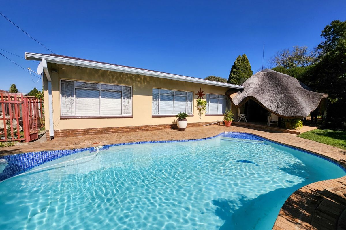 Spacious and Spotless 3 Bedroom Home with Sparkling Pool and Lapa – Move-In Ready for Effortless Living. - Photo 3