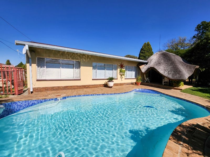Spacious and Spotless 3 Bedroom Home with Sparkling Pool and Lapa – Move-In Ready for Effortless Living. - Photo 3