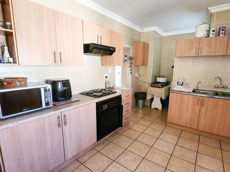 Spacious and Spotless 3 Bedroom Home with Sparkling Pool and Lapa – Move-In Ready for Effortless Living. - Photo 10