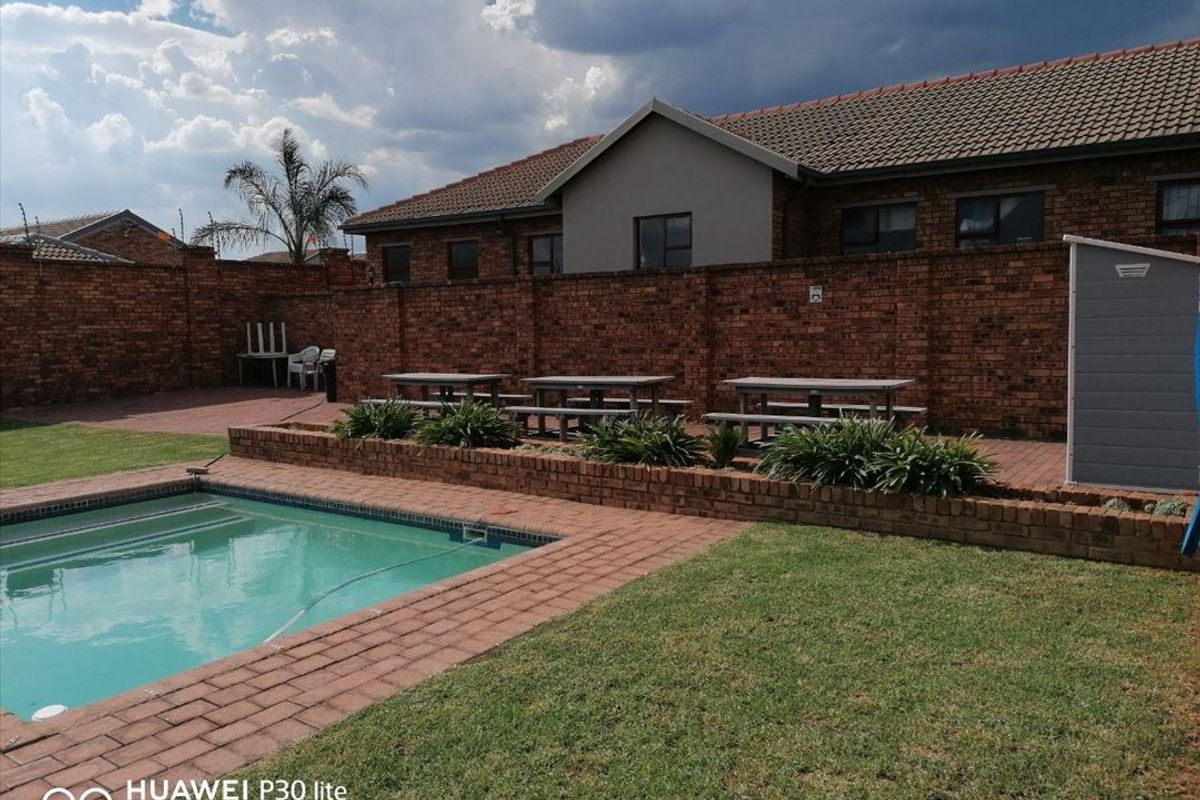 Spacious Family Home with Modern Amenities - Photo 3