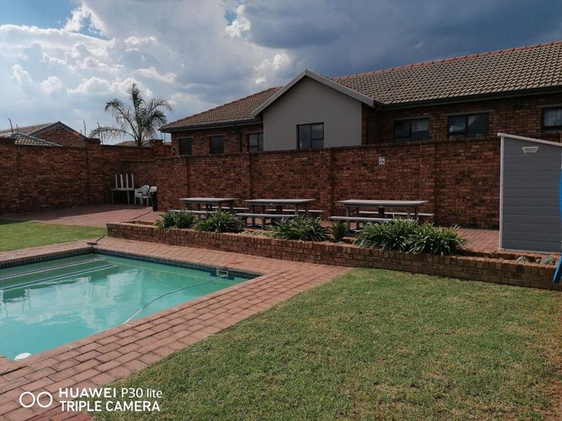 Spacious Family Home with Modern Amenities - Photo 3