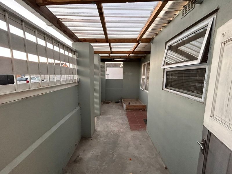 Originally a two bedroom house converted into a spacious one bedroom enclose property - Photo 2