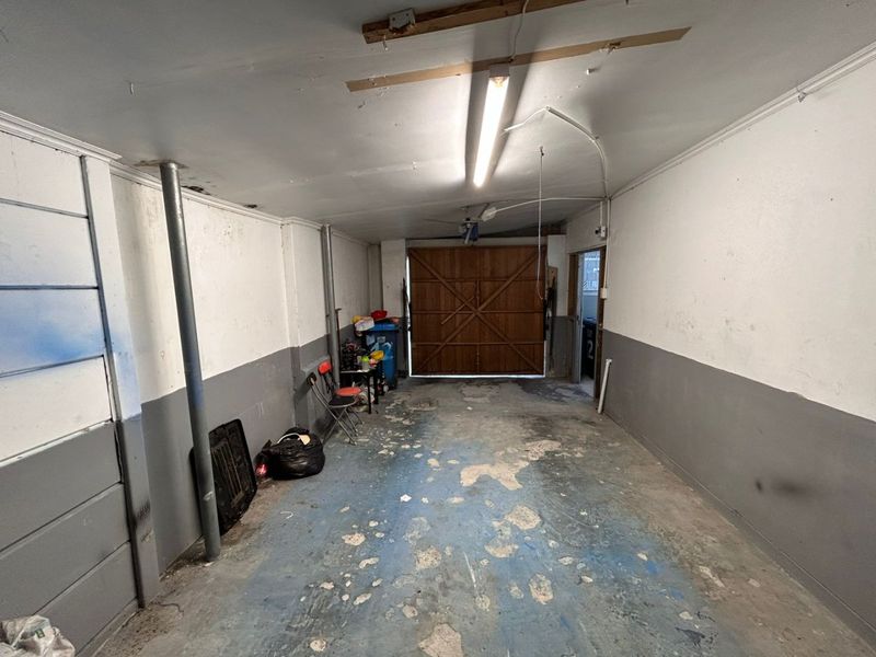 Originally a two bedroom house converted into a spacious one bedroom enclose property - Photo 3