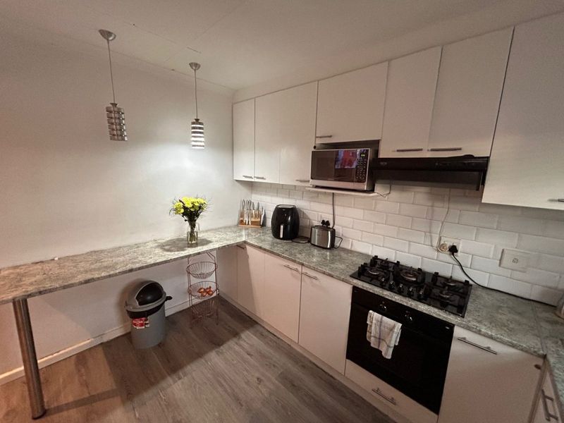 Originally a two bedroom house converted into a spacious one bedroom enclose property - Photo 9