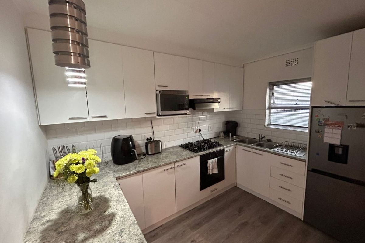 Originally a two bedroom house converted into a spacious one bedroom enclose property - Photo 5