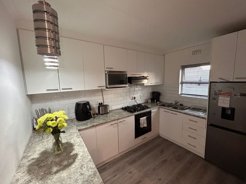 Originally a two bedroom house converted into a spacious one bedroom enclose property - Photo 5