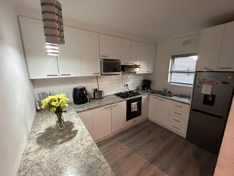 Originally a two bedroom house converted into a spacious one bedroom enclose property - Photo 8