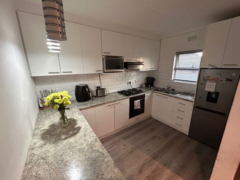 Originally a two bedroom house converted into a spacious one bedroom enclose property - Photo 6