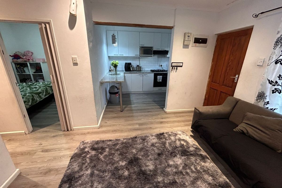 Originally a two bedroom house converted into a spacious one bedroom enclose property - Photo 4