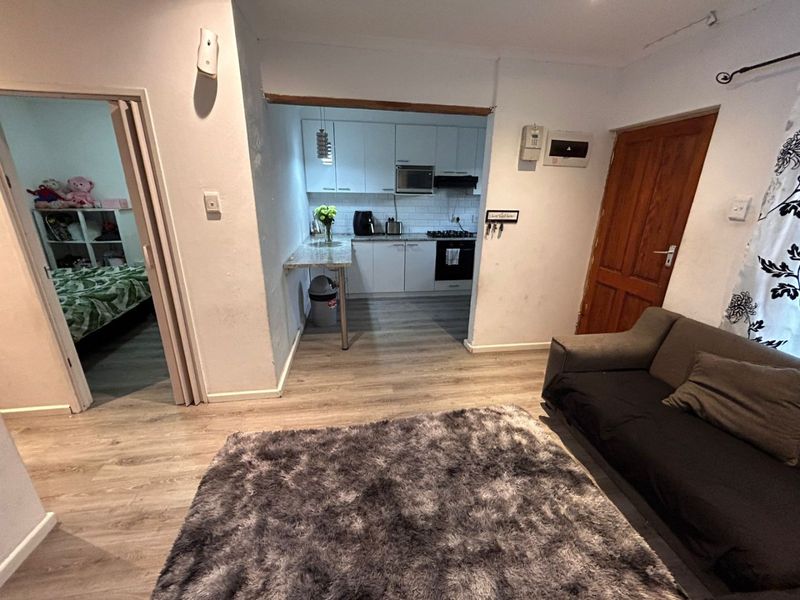 Originally a two bedroom house converted into a spacious one bedroom enclose property - Photo 4