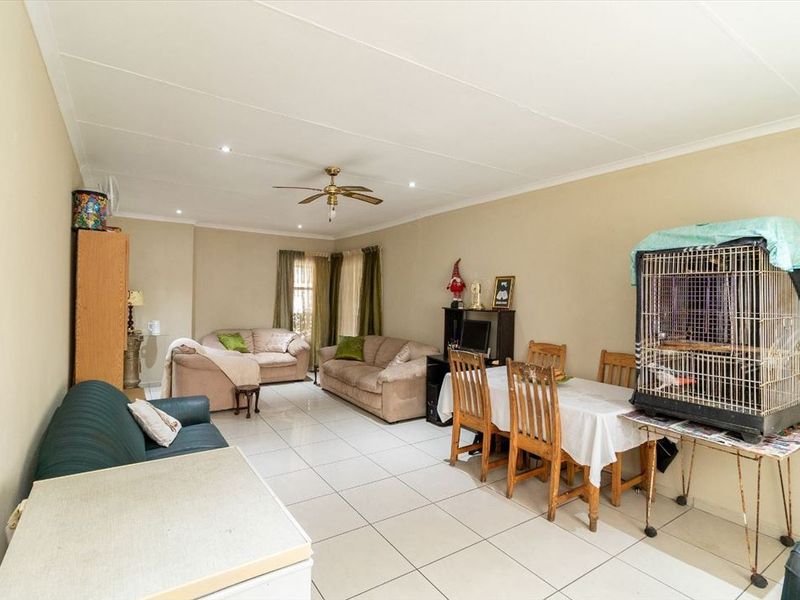 Comfortable Family Home with Practical Layout - Photo 2