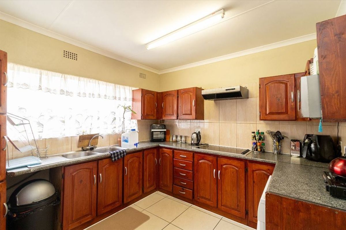 Comfortable Family Home with Practical Layout - Photo 3