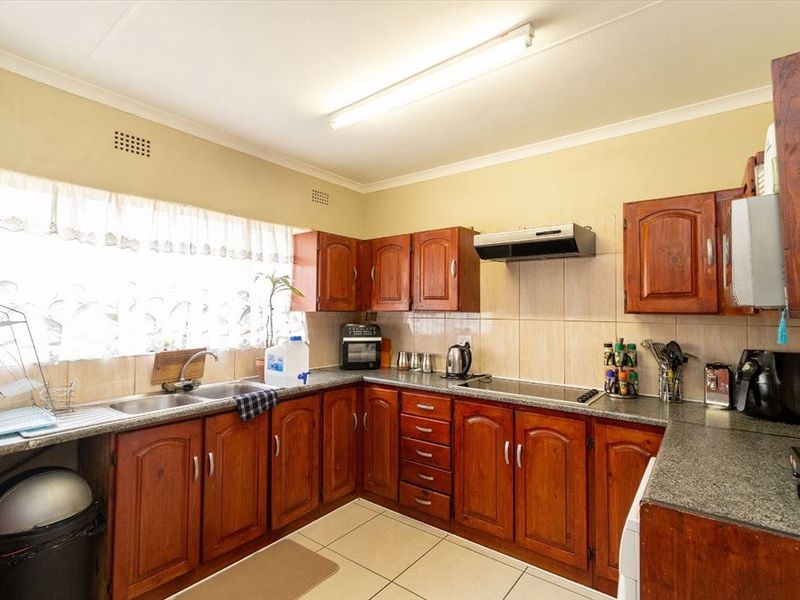 Comfortable Family Home with Practical Layout - Photo 3