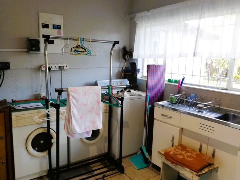 Live & earn! 3-Bedroom Home with 2 Flats by Vaal Dam - Photo 8