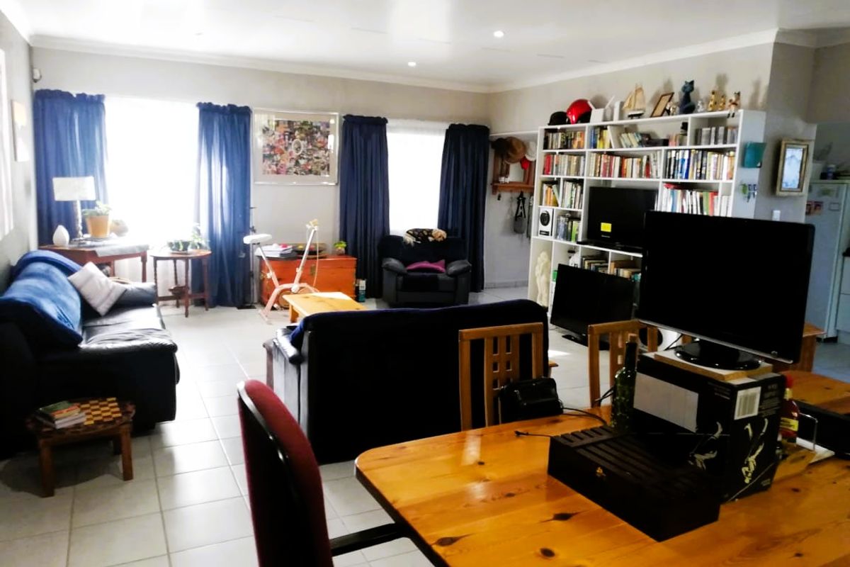 Live & earn! 3-Bedroom Home with 2 Flats by Vaal Dam - Photo 5