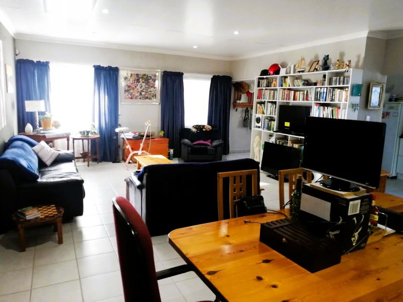 Live & earn! 3-Bedroom Home with 2 Flats by Vaal Dam - Photo 5