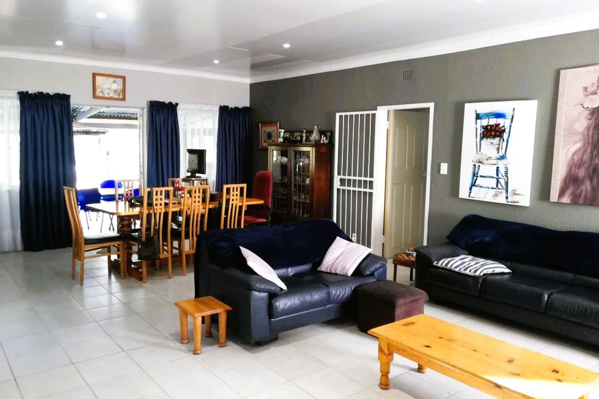 Live & earn! 3-Bedroom Home with 2 Flats by Vaal Dam - Photo 2