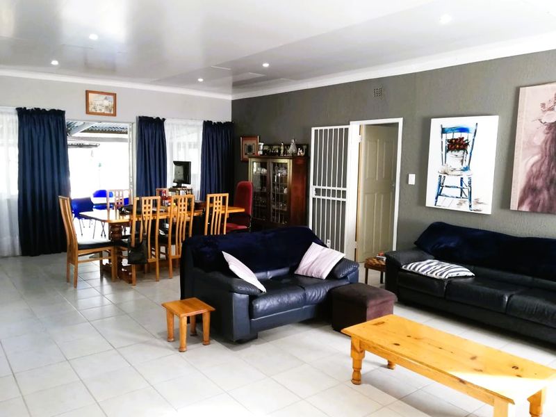 Live & earn! 3-Bedroom Home with 2 Flats by Vaal Dam - Photo 2