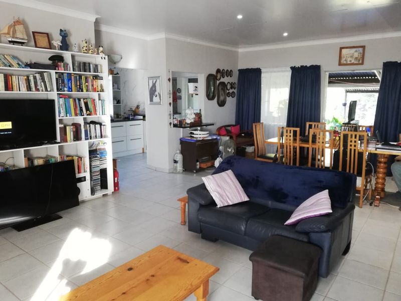 Live & earn! 3-Bedroom Home with 2 Flats by Vaal Dam - Photo 3