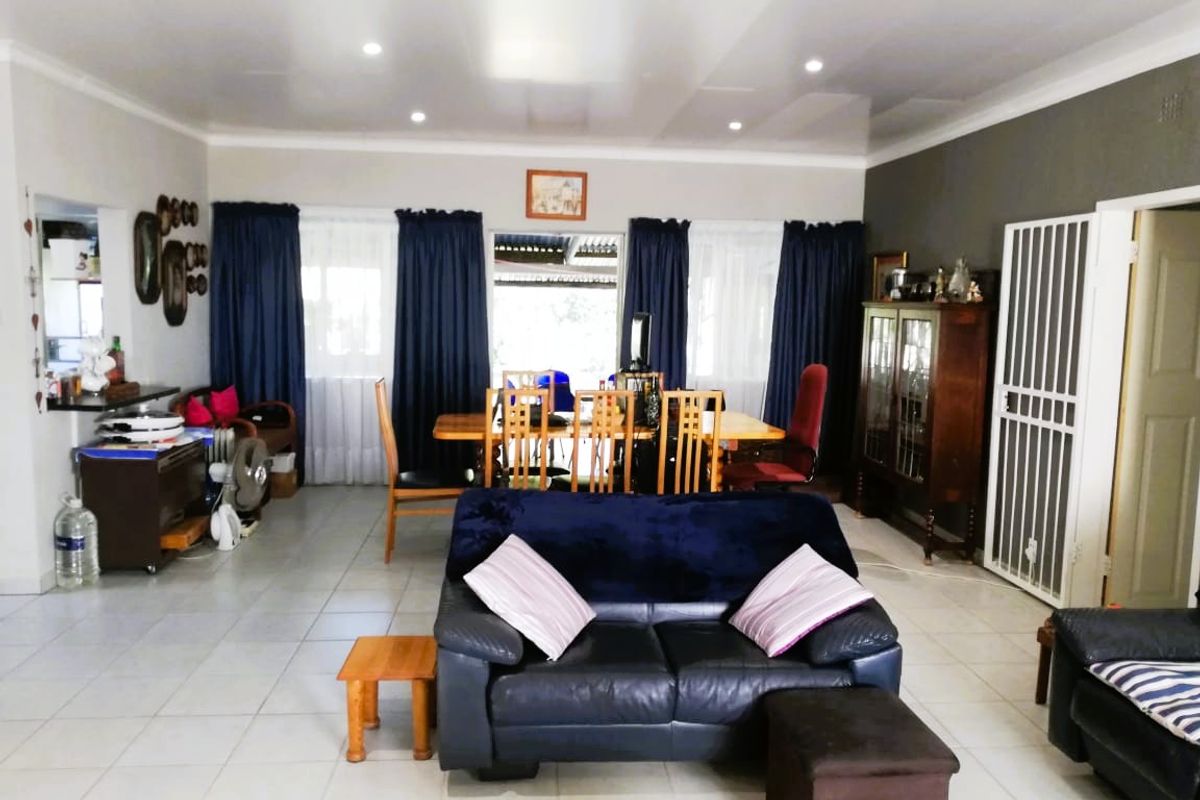 Live & earn! 3-Bedroom Home with 2 Flats by Vaal Dam - Photo 4