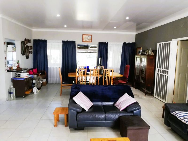 Live & earn! 3-Bedroom Home with 2 Flats by Vaal Dam - Photo 4