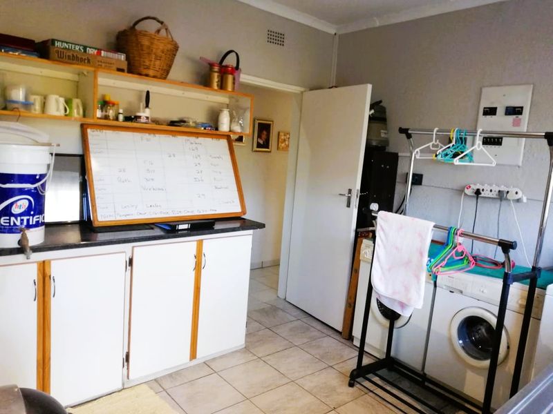 Live & earn! 3-Bedroom Home with 2 Flats by Vaal Dam - Photo 7