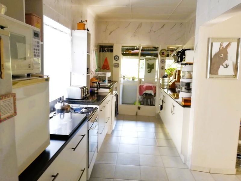 Live & earn! 3-Bedroom Home with 2 Flats by Vaal Dam - Photo 9