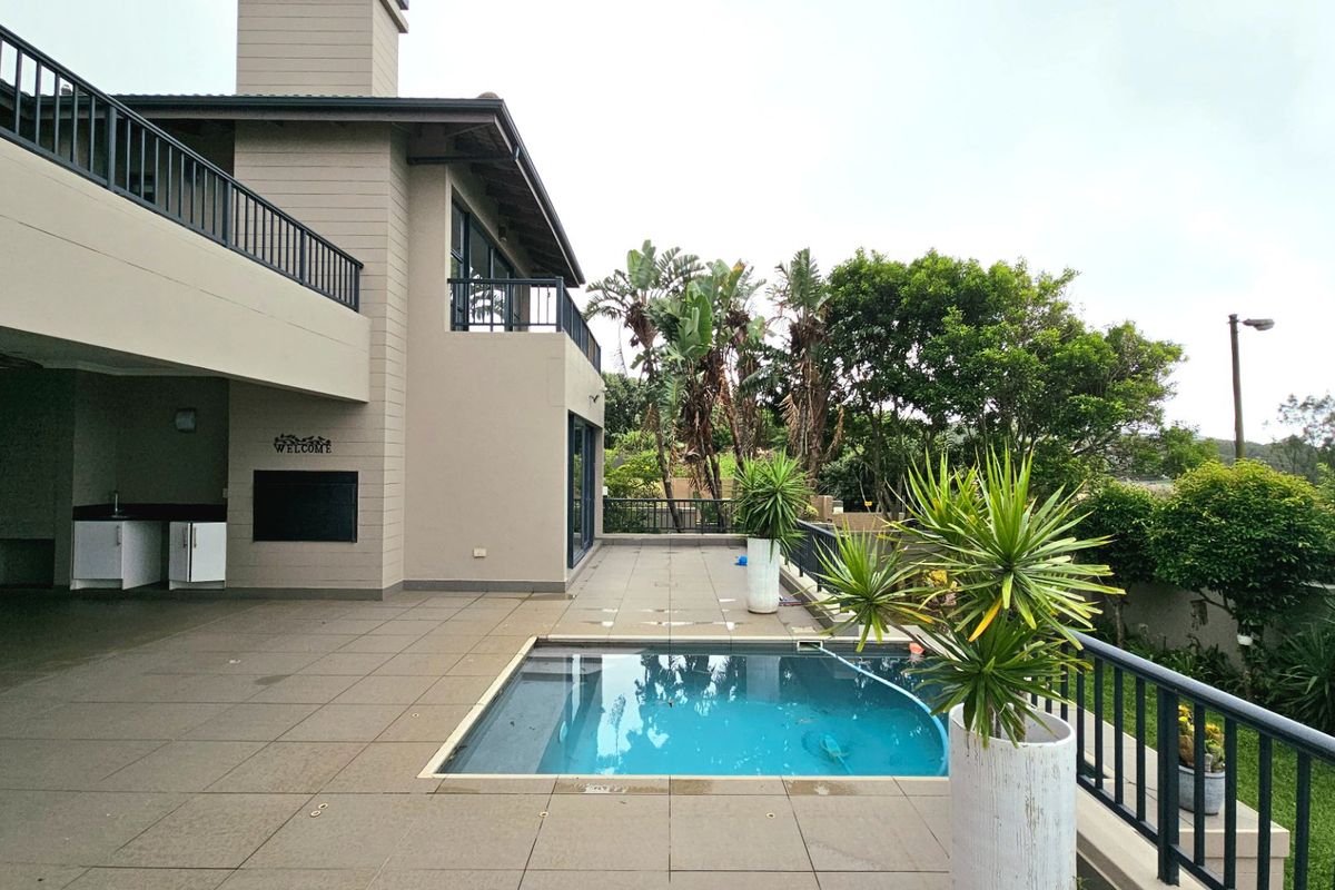 Beachfront property with all the bells and whistles - Photo 2