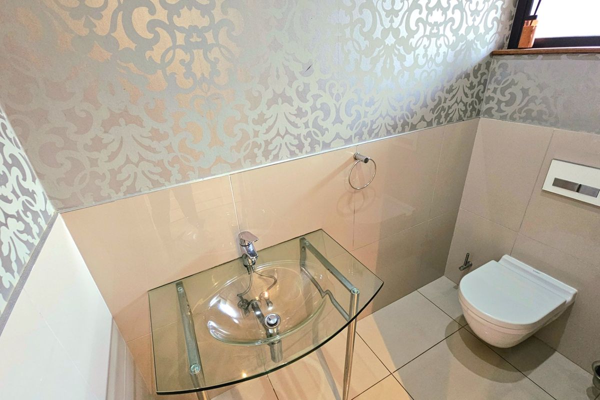 Beachfront property with all the bells and whistles - Photo 5