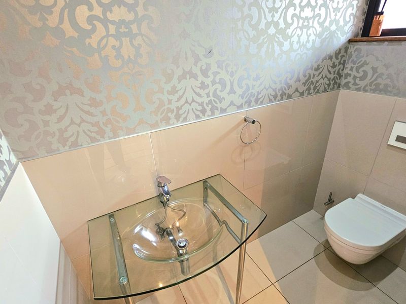 Beachfront property with all the bells and whistles - Photo 5