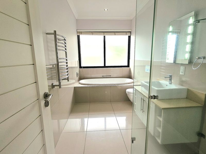 Beachfront property with all the bells and whistles - Photo 9