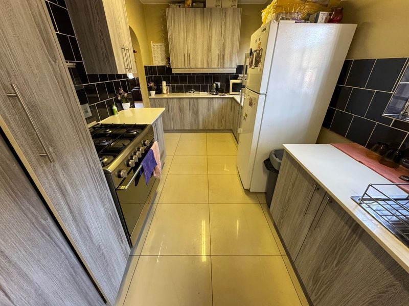 Spacious Family Home with Modern Comforts - Photo 3